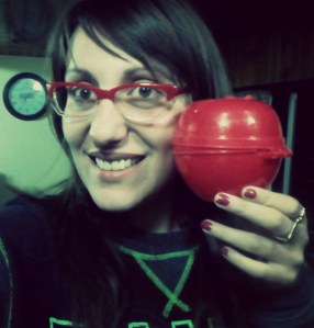 Teacher Cintia, posando con su Apple de regalo por su magnífica labor docente.