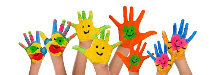 bemalte schöne kinderhände